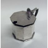 An Edwardian silver mustard pot with hinged lid. B