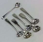 A bag containing six Georgian silver salt spoons.