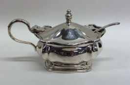 An Edwardian silver mustard pot with hinged lid to