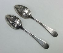 A pair of silver spoons decorated with a golfer. S