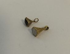 Two small gold seals. Approx. 2.6 grams. Est. £40