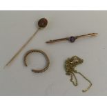 A quantity of 9 carat scrap jewellery items. Appro