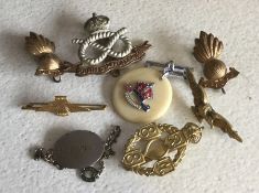 Gilt Military brooches etc. Est. £15 - £20.