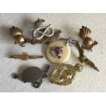 Gilt Military brooches etc. Est. £15 - £20.