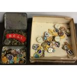 A quantity of old Military buttons and badges. Est