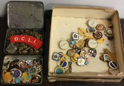 A quantity of old Military buttons and badges. Est
