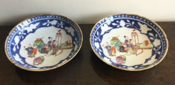 A good pair of blue and white Chinese dishes decor