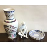 A decorative Chinese vase etc. Est. £20 - £30.