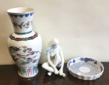 A decorative Chinese vase etc. Est. £20 - £30.
