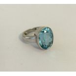 A heavy 9 carat white gold and topaz ring in plain