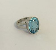 A heavy 9 carat white gold and topaz ring in plain