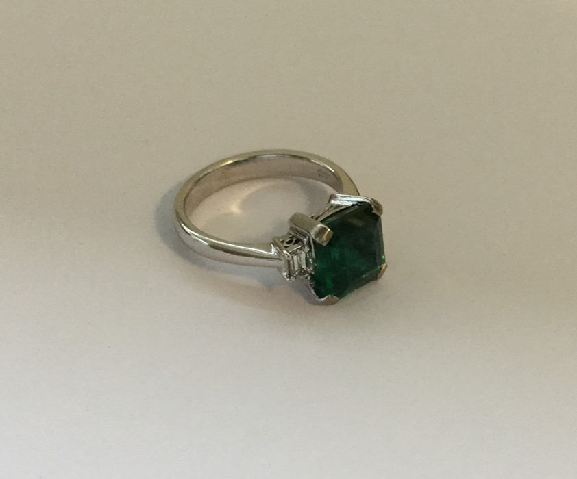 A good Art Deco emerald and diamond three stone ri - Image 2 of 3