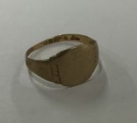 A small gold ring. Approx. 2.8 grams. Est. £20 - £