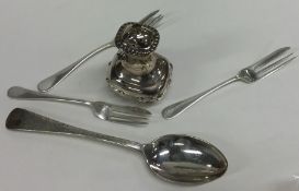 A silver dessert spoon together with a silver pepp