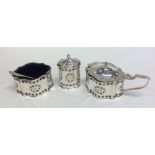 An attractive Edwardian silver three piece cruet w