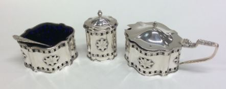 An attractive Edwardian silver three piece cruet w