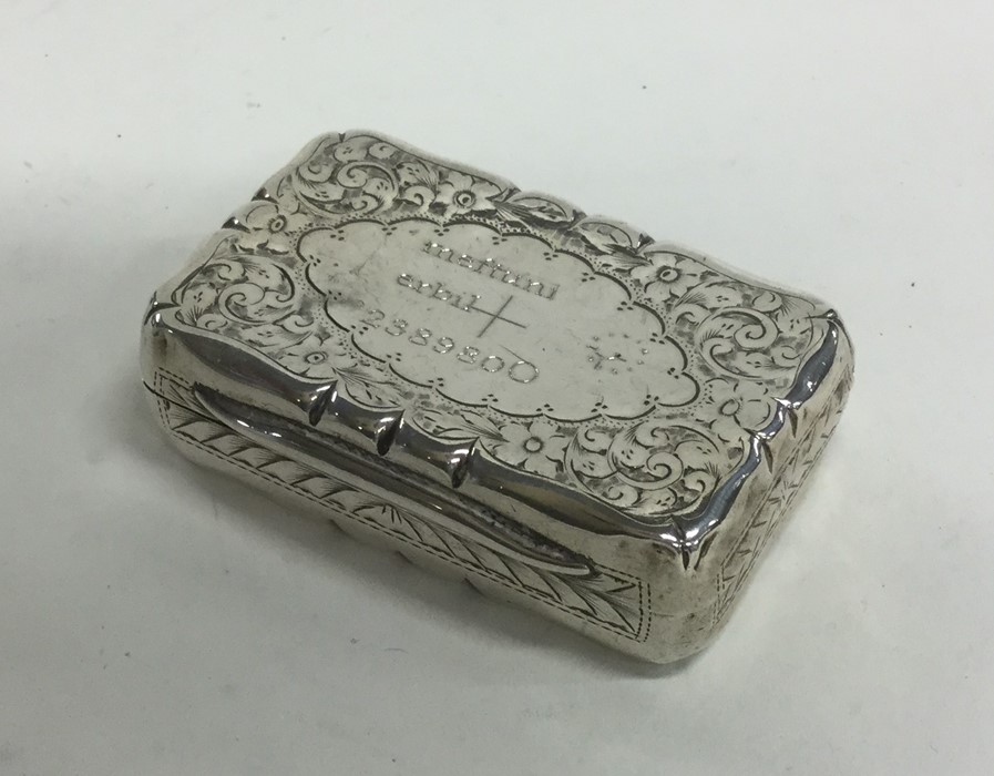 An Edwardian silver snuff box with engraved decora