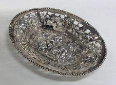 A heavy silver bonbon dish. Approx. 55 grams. Est.