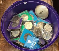 A tub containing commemorative coinage. Est. £10 -