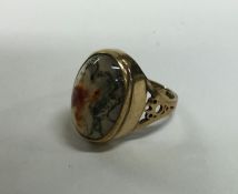 A moss agate and gold signet ring. Approx. 5.5 gra