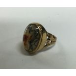 A moss agate and gold signet ring. Approx. 5.5 gra