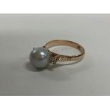 A pearl mounted ring in 18 carat band. Approx. 3.6