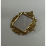 A small gold and MOP brooch. Approx. 5.4 grams. Es