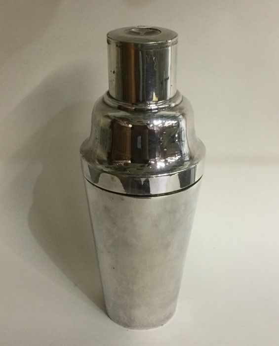 A silver plated cocktail shaker. Est. £10 - £20.