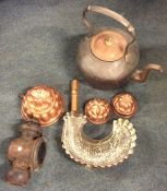 A large old copper kettle, jelly mould etc. Est. £