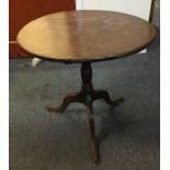 A Georgian mahogany tripod table. Est. £20 - £30.
