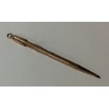 A small gold extending pencil. Approx. 17 grams. E