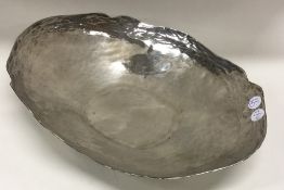 A heavy silver textured fruit bowl. Approx. 285 gr