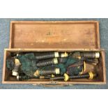 A cased set of bagpipes. Est. £20 - £30.