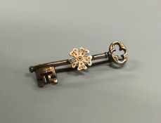 A gold brooch in the form of a key. Approx. 1.2 gr