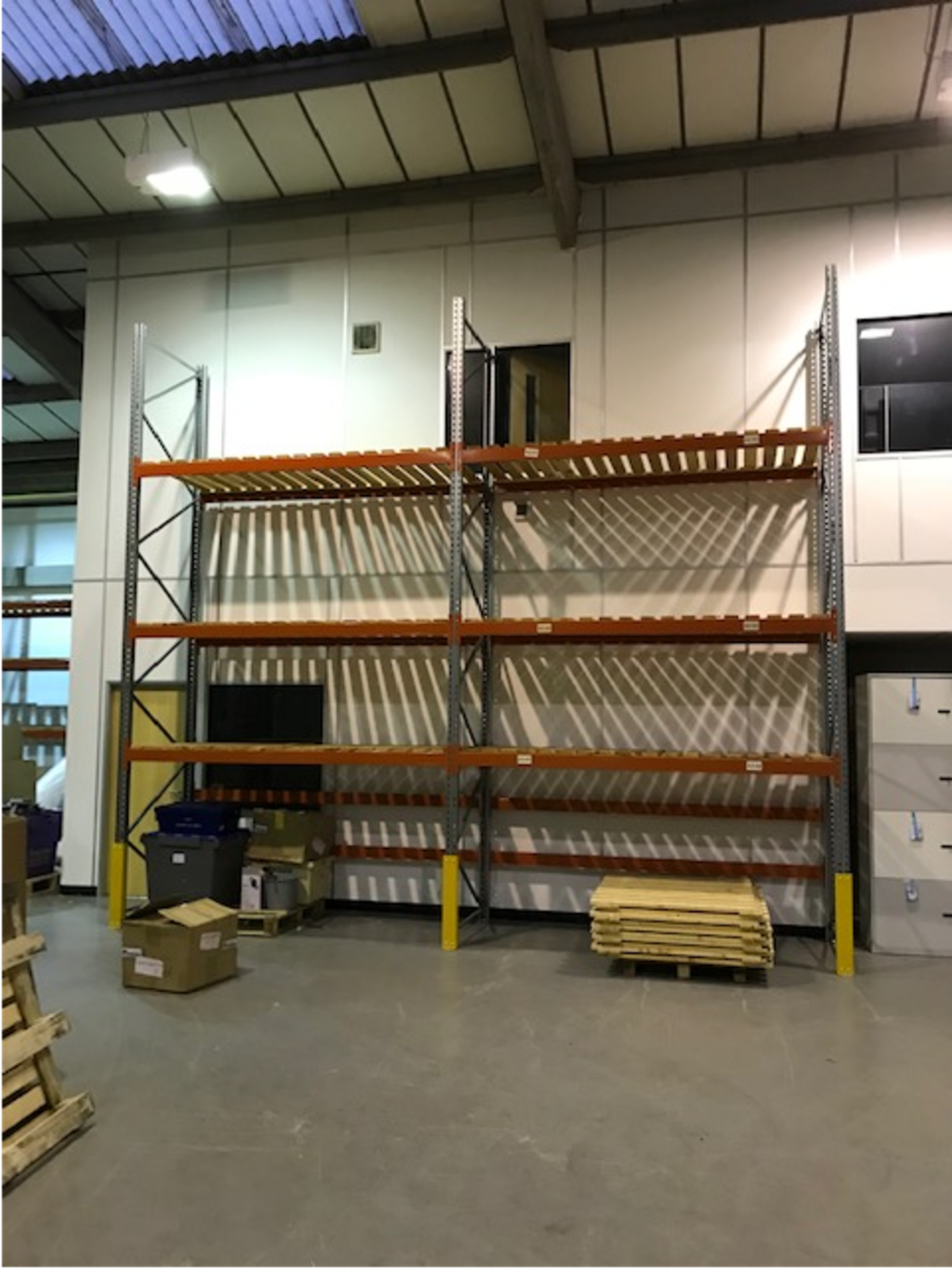 Dexion boltless pallet racking, 17 x 5m uprights, approx. 136 x 2.7m cross beams with associated