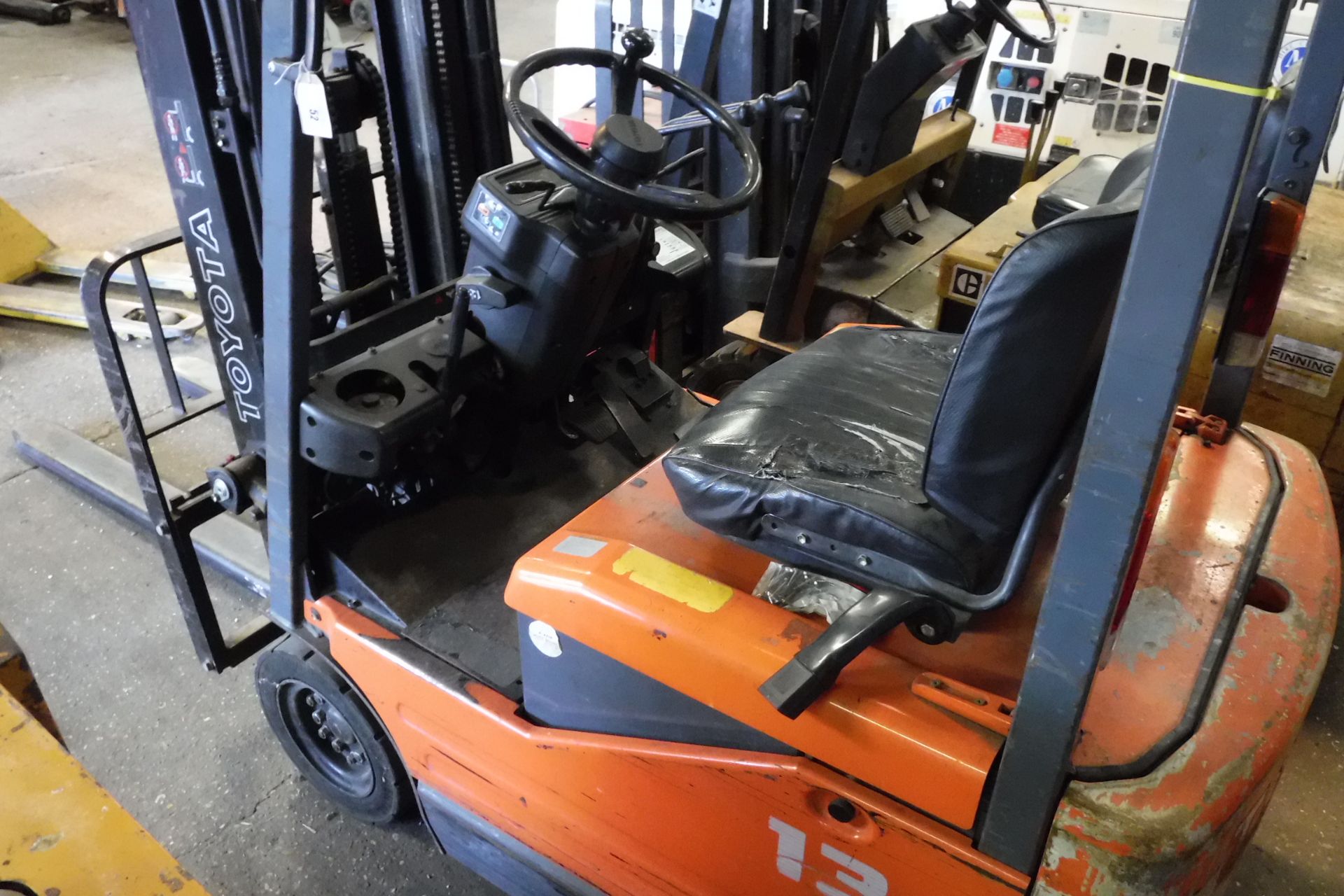 Toyota SFBE13 electric counter balance fork lift truck with charger, 900kg capacity, year 1996 - Image 2 of 5