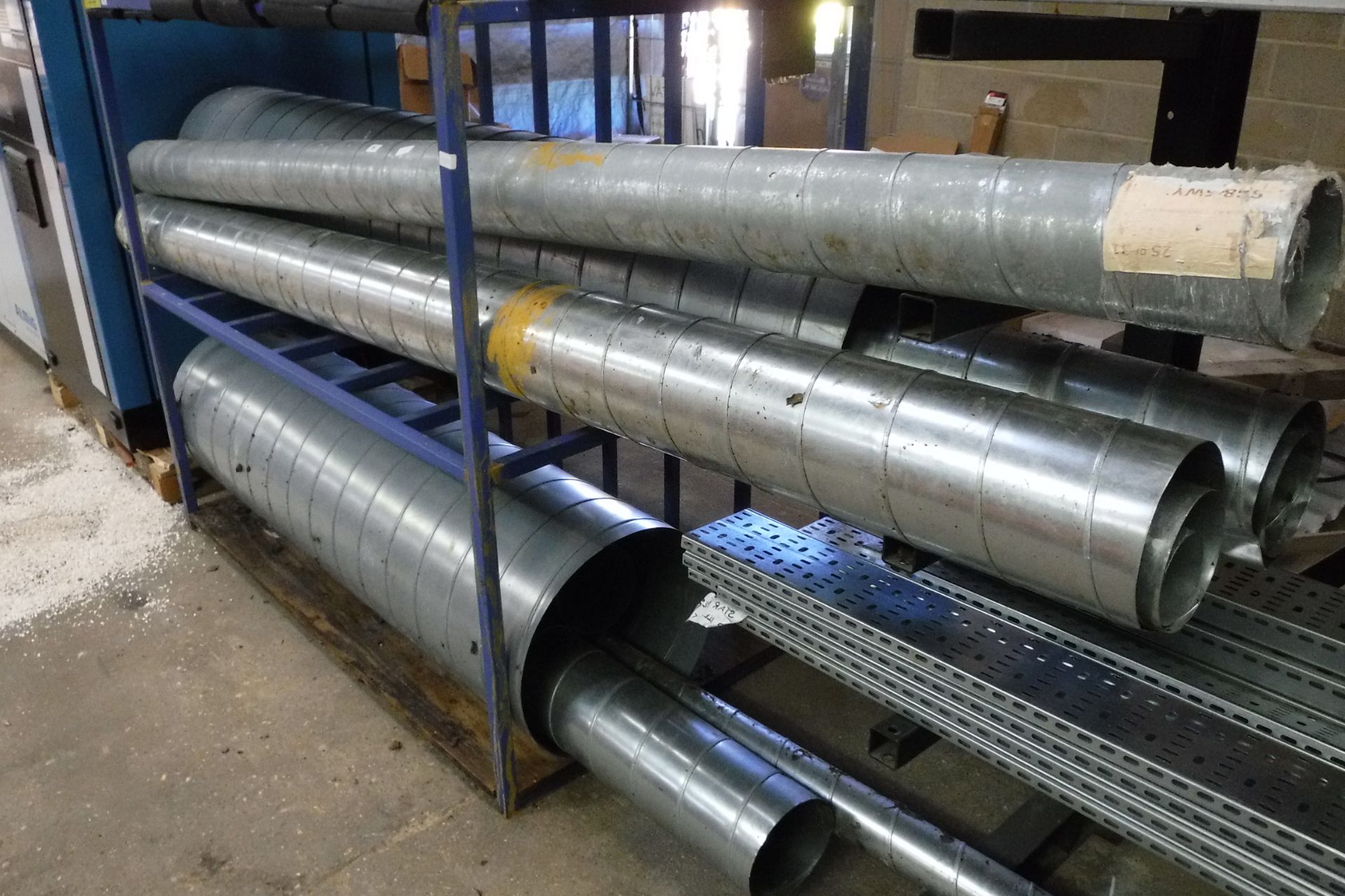 Quantity of tubular air ducting and a pallet of assoc. air ducting joints and parts