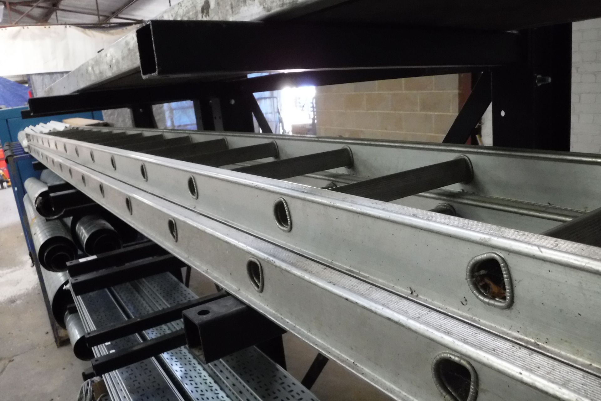 (51M) Aluminium double-extending ladder - Image 2 of 2