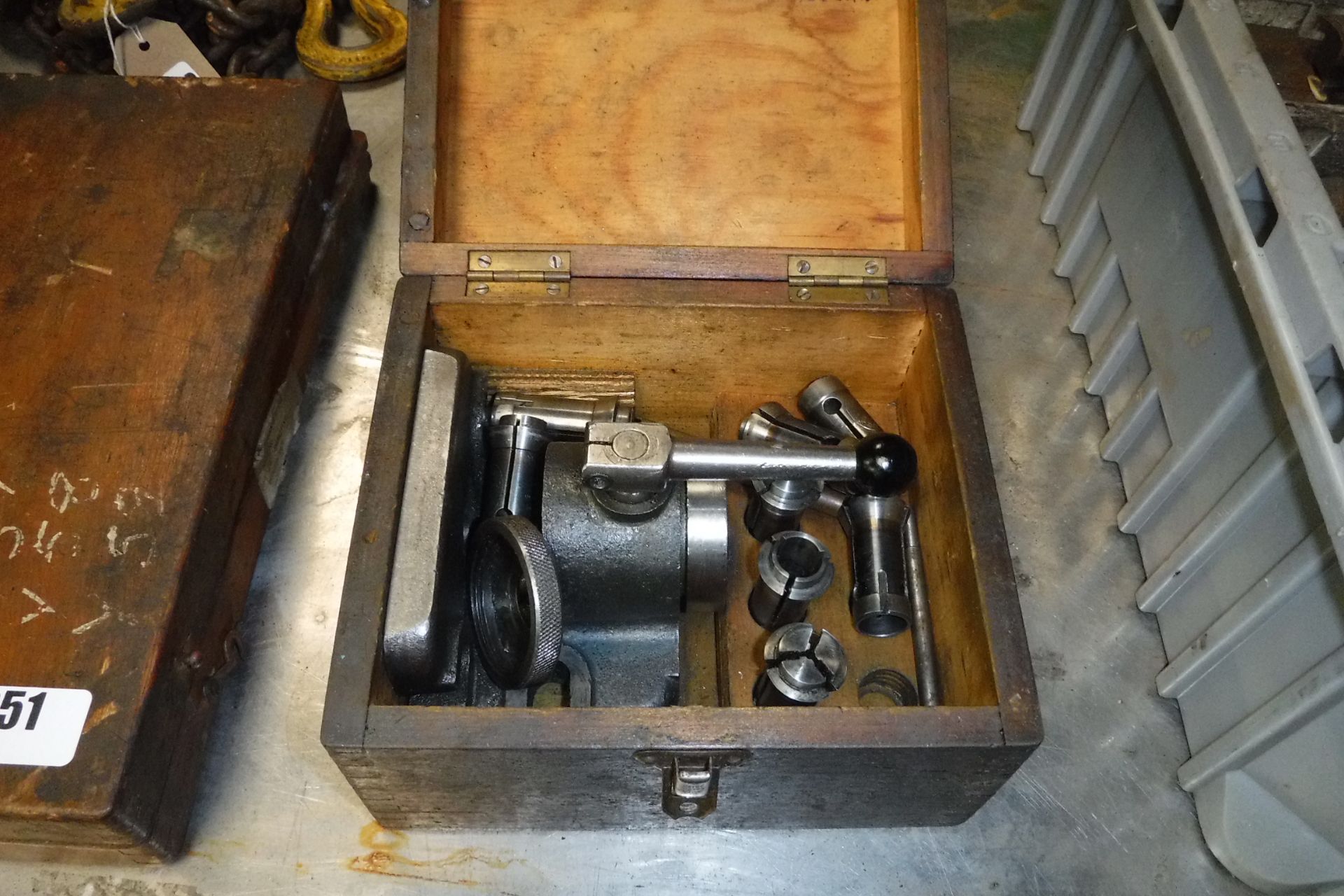 Box containing cable locking screw incl. clamp and collets