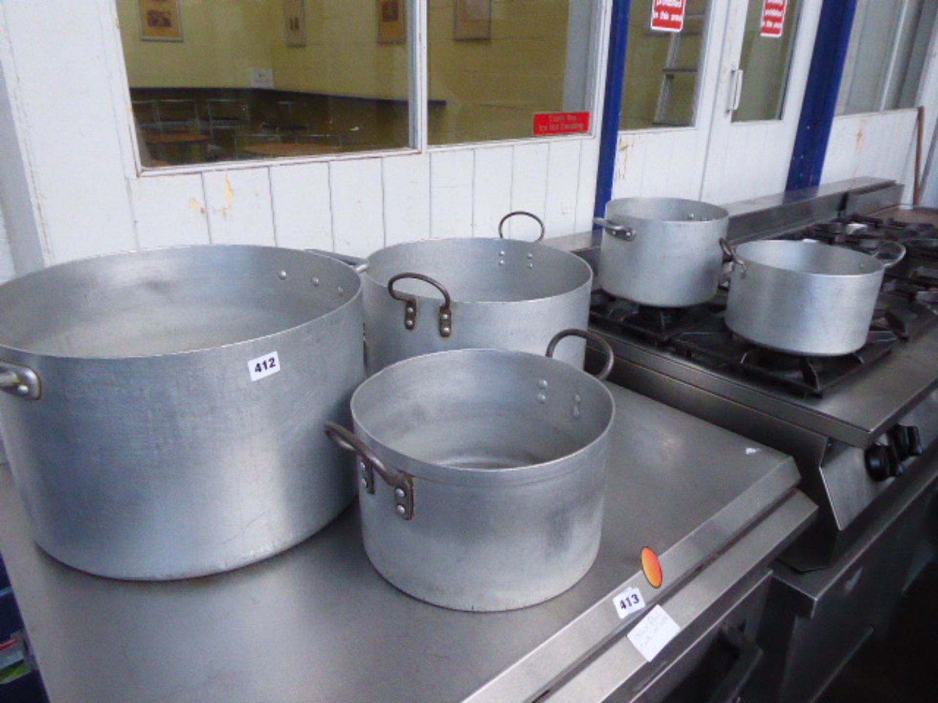 5 aluminium cooking pots with 2 handles in graduated sizes