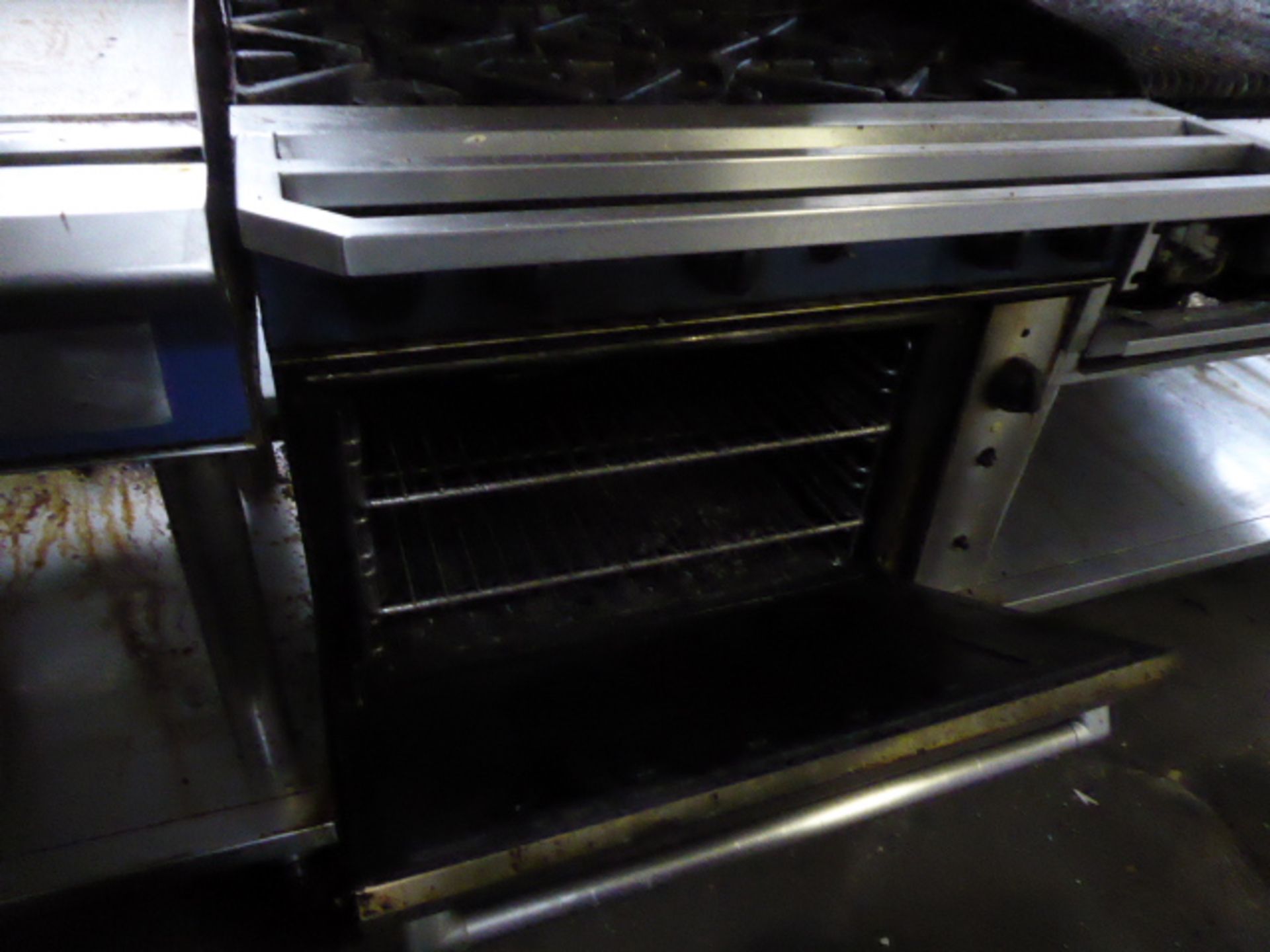 90cm gas Blue Seal 6 burner cooker with large single door oven under and Salamander type grill over - Image 2 of 2