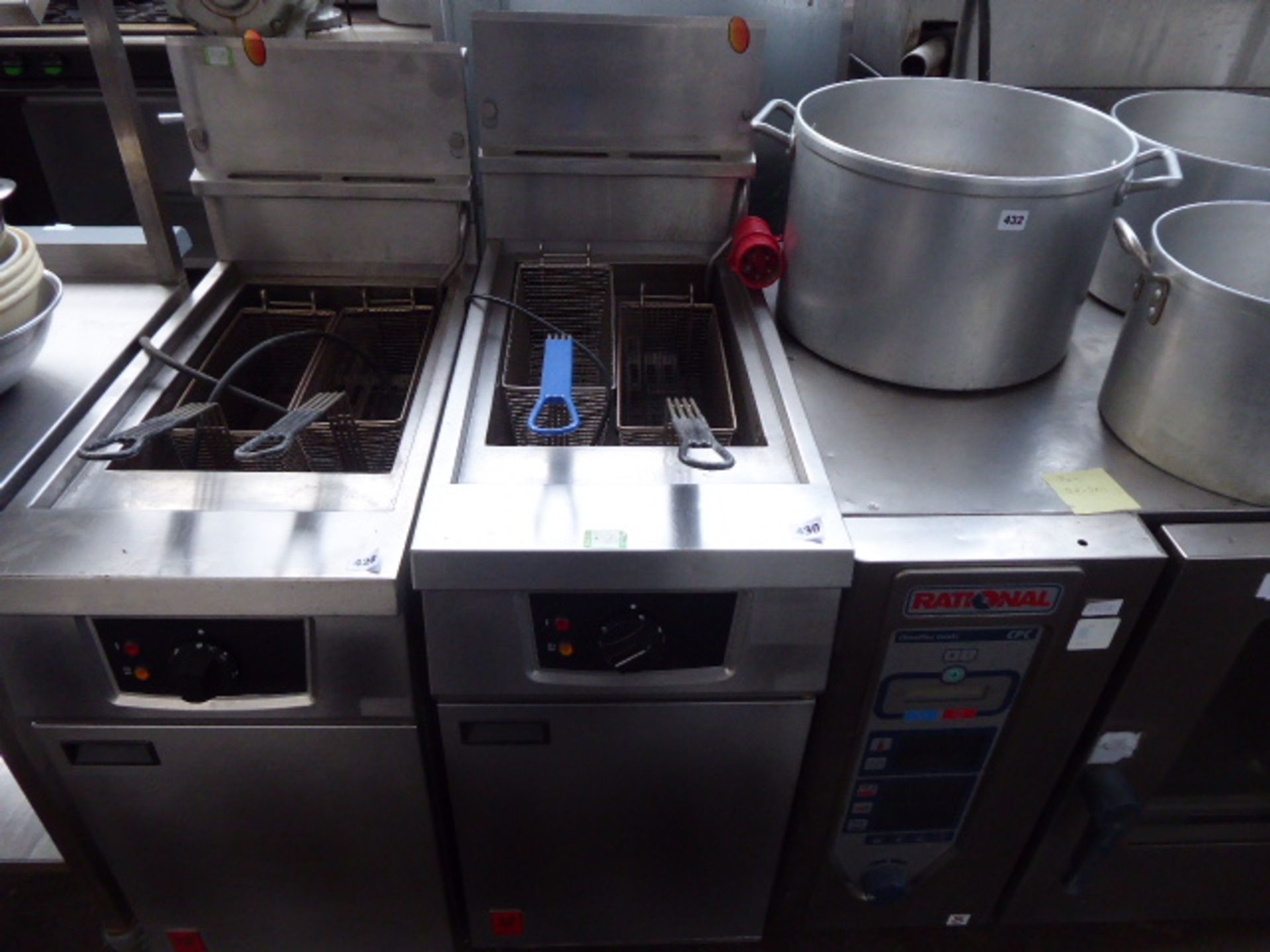 (84) 40cm gas Falcon single well fryer with 2x baskets