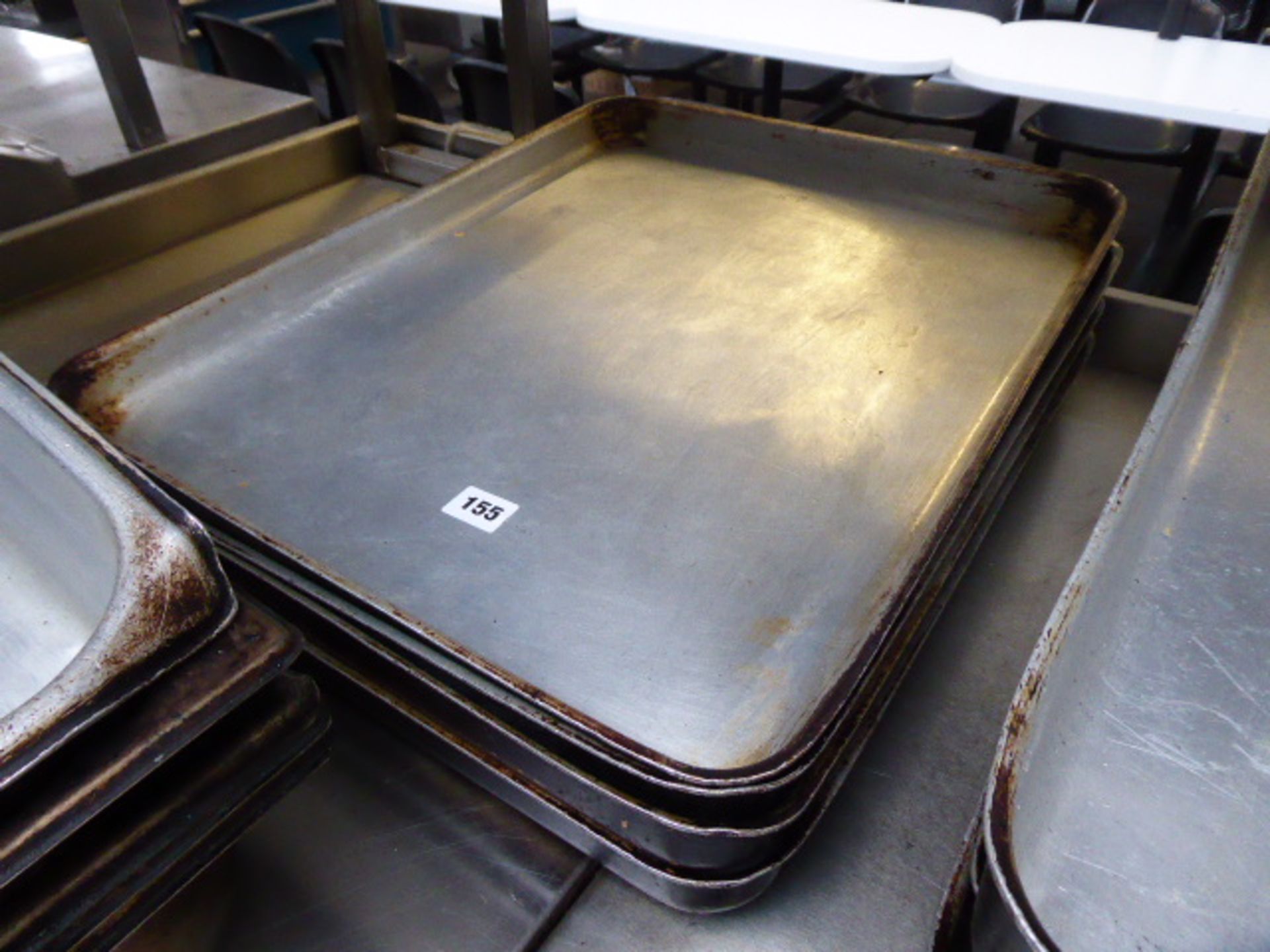 4 shallow baking trays