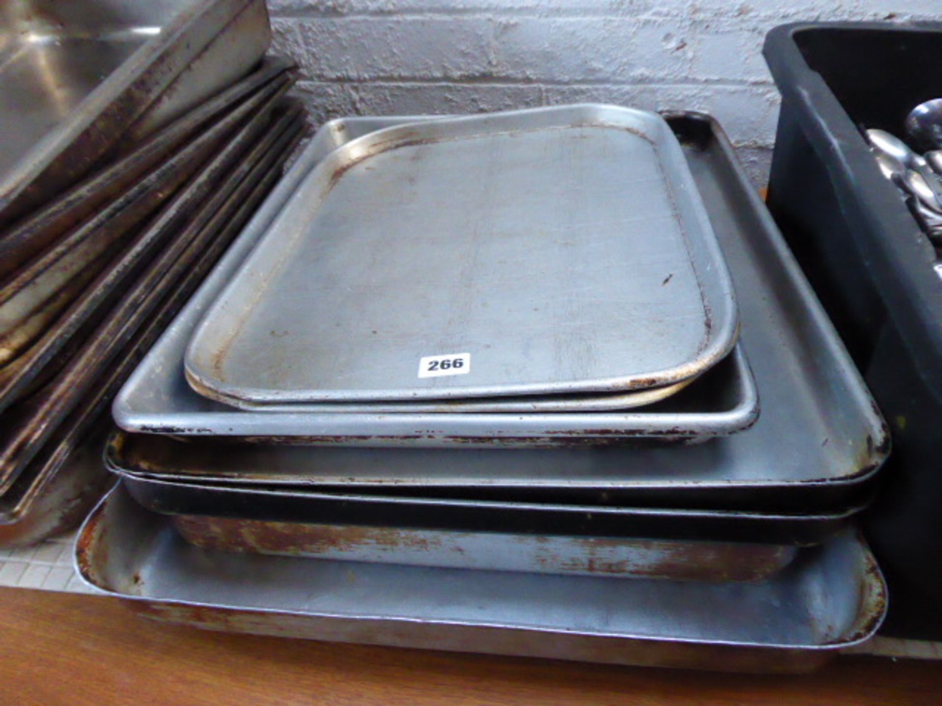 Approx. 8 various sized baking trays