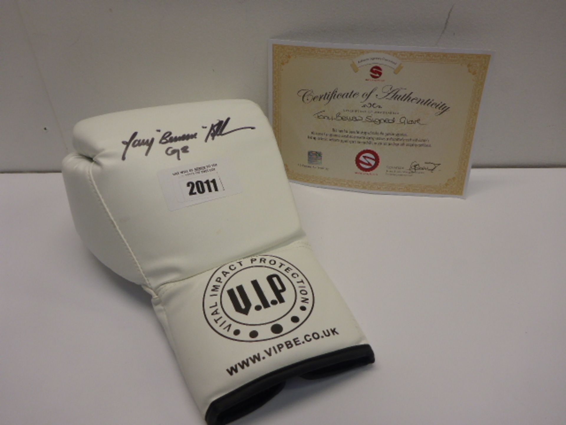 V.I.P. white boxing glove bearing signature of Tony Bellew (*UNVERIFIED*)