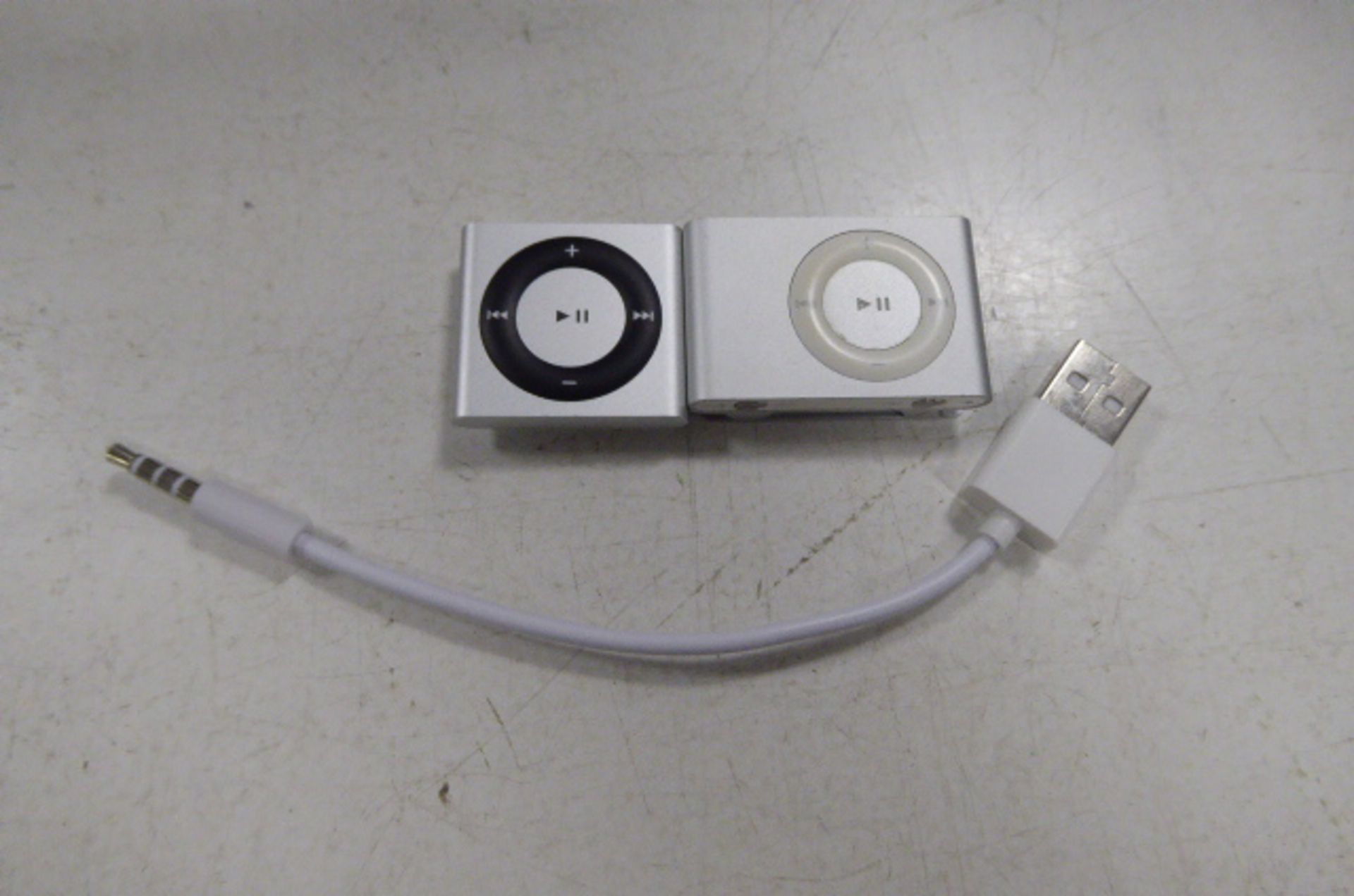 2 apple iPod shuffles with charging cable