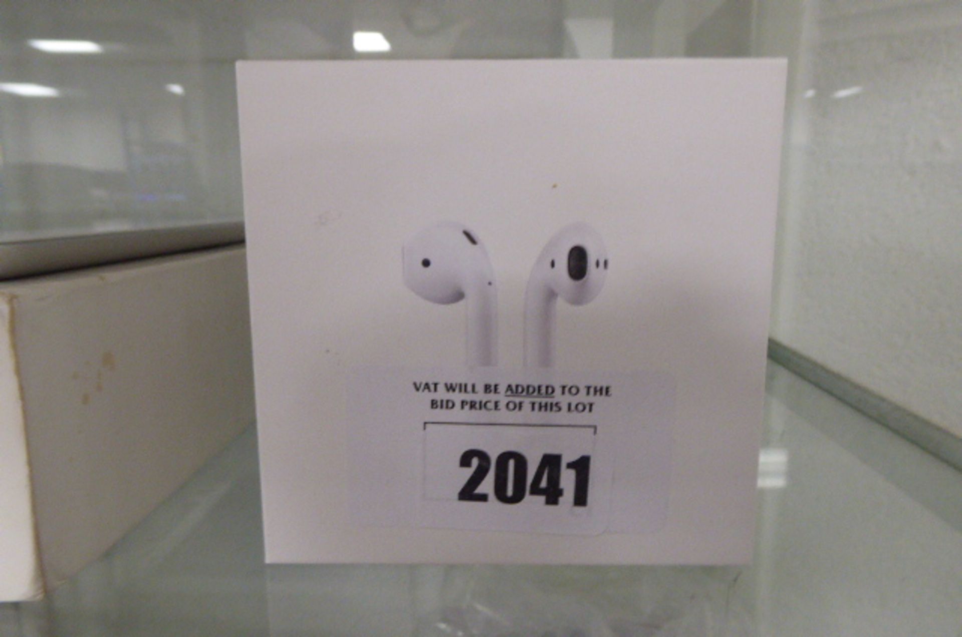 Apple airpods 2nd gen, with wireless charging case and box