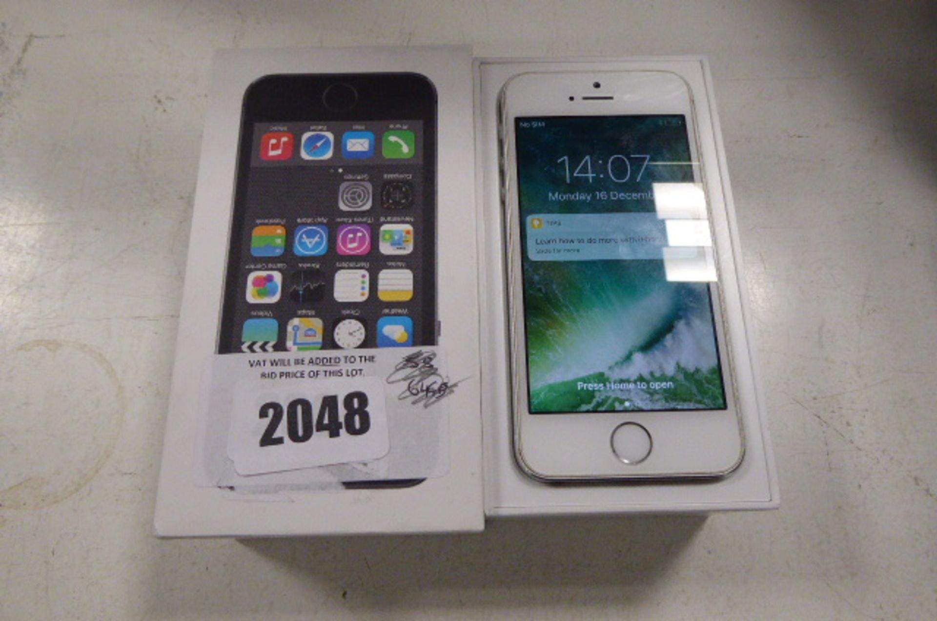 2386 Apple iPhone 5 with box