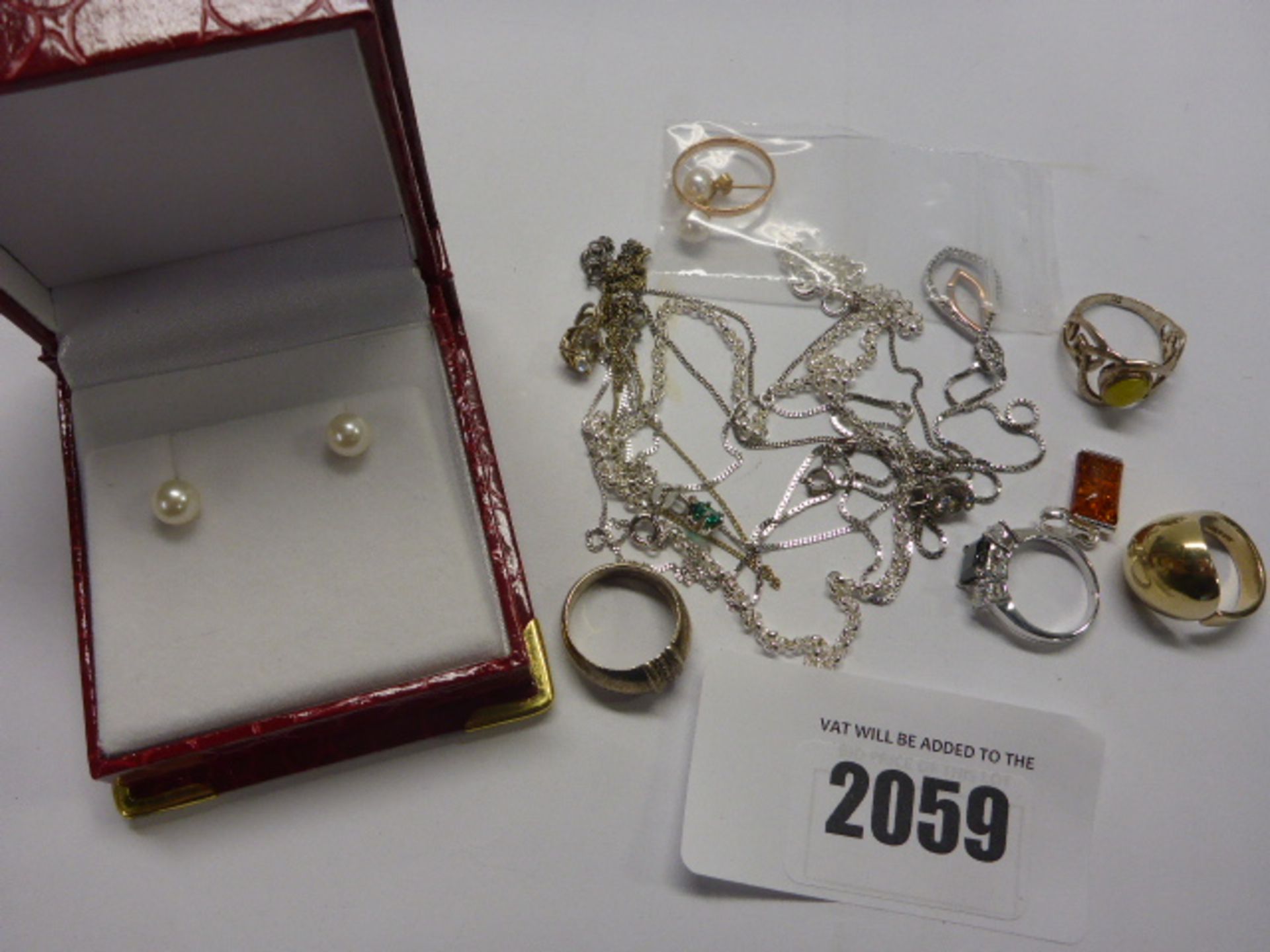 Quantity of marked yellow metal and white metal jewellery