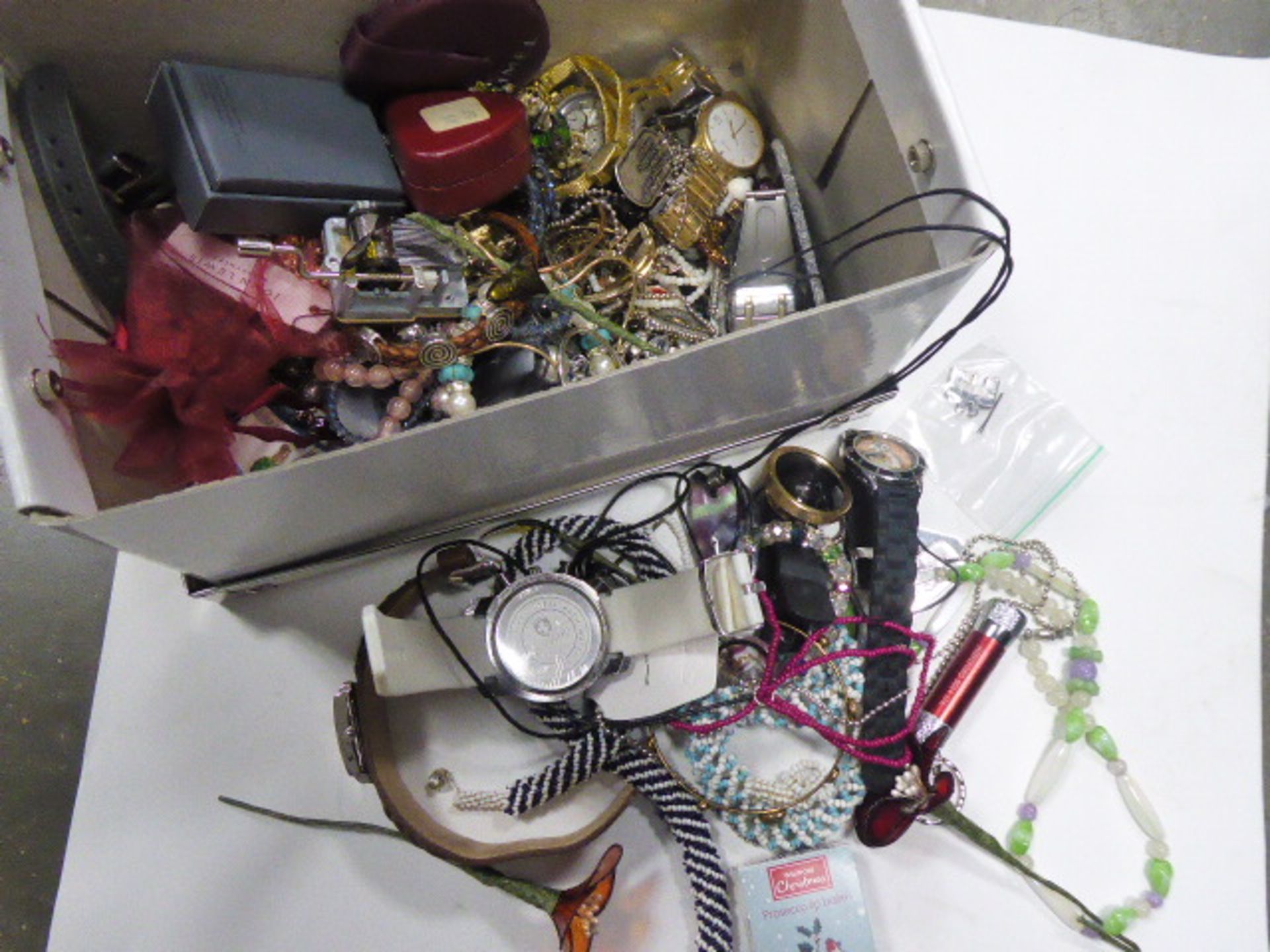 Costume jewellery items in tray